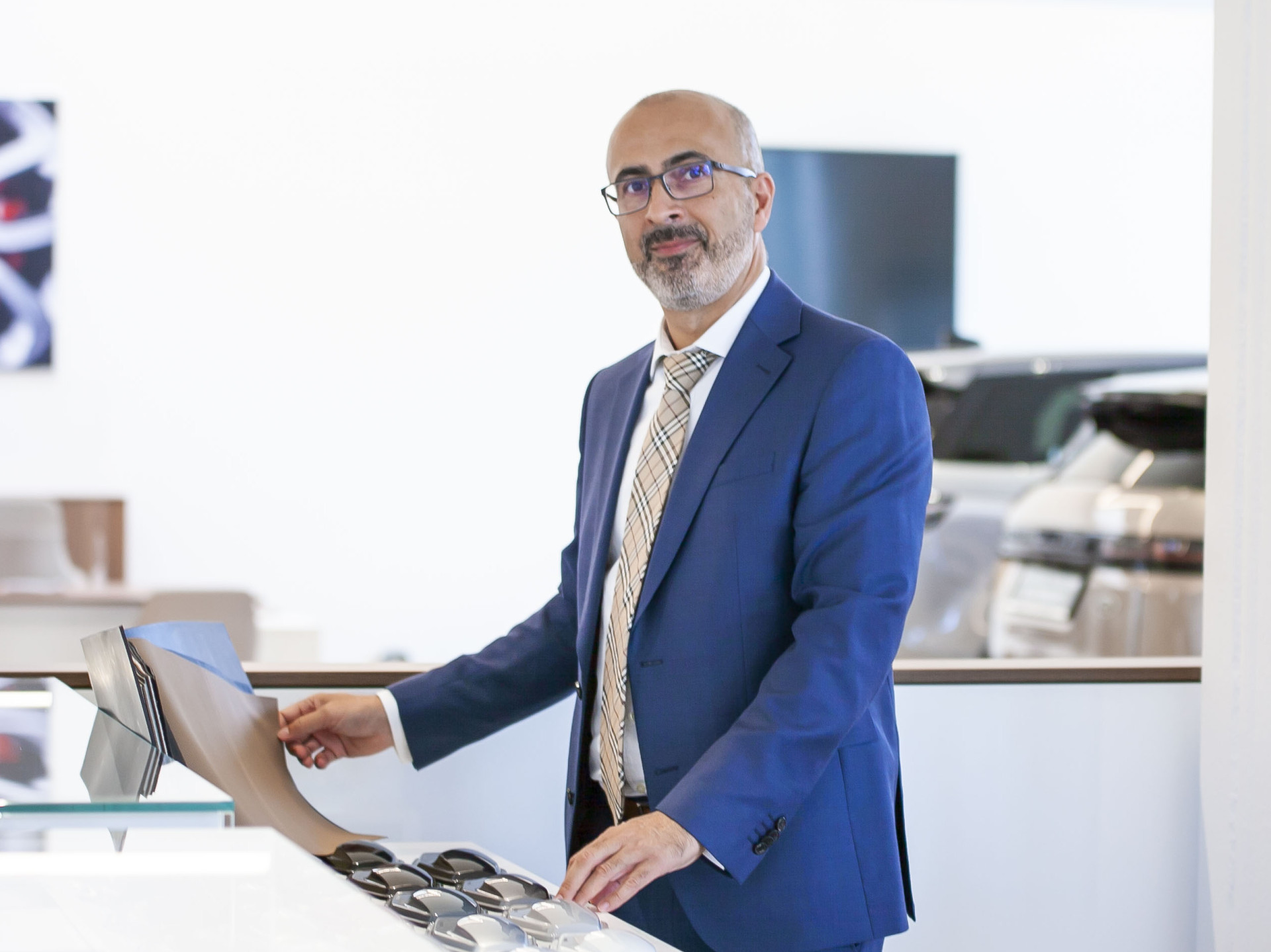 Auto Stahl Wien 23 Fotoshooting Atahan Tepe vor JLR Showroom 202210-118-2533x2574