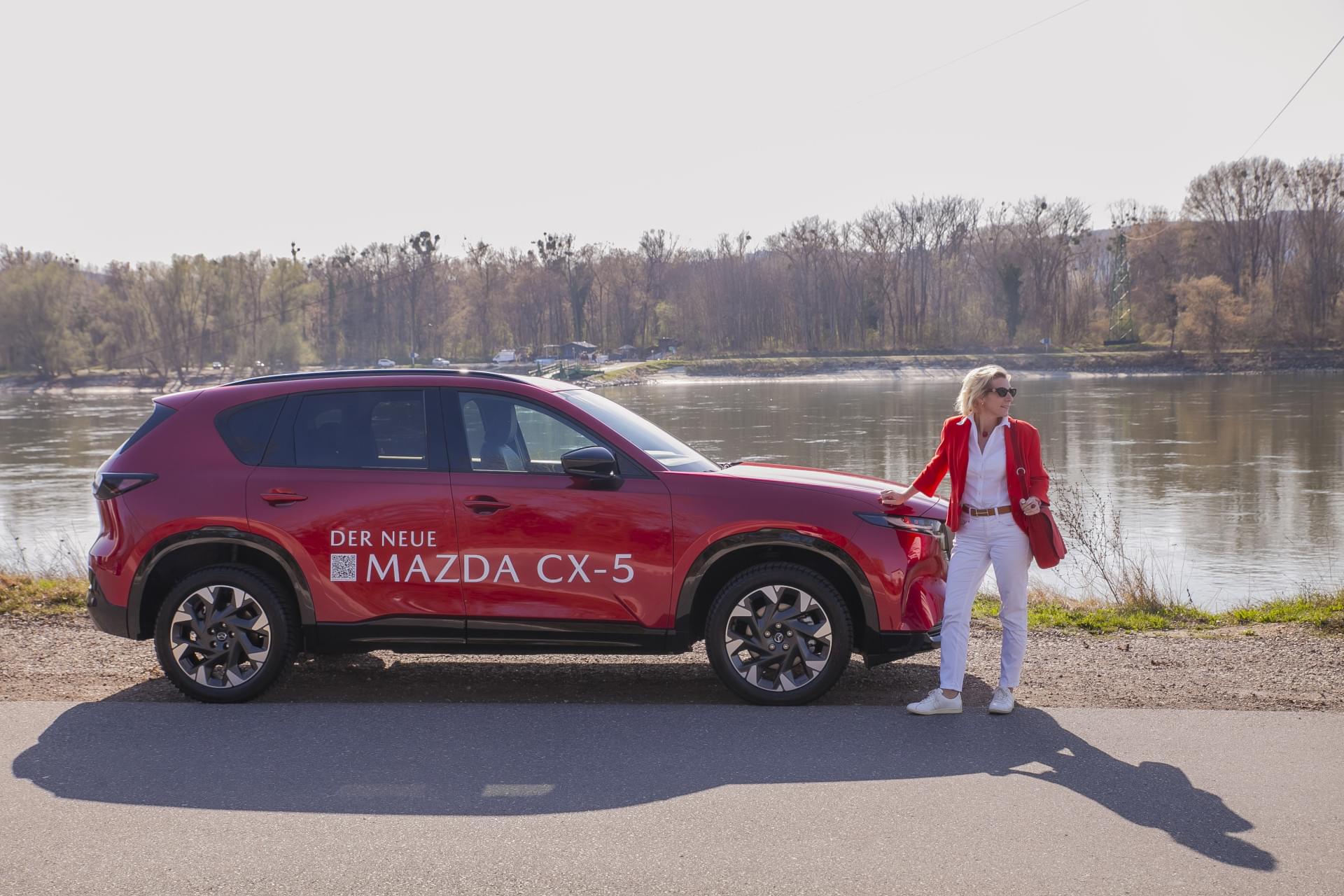 Eine Frau steht neben einem Ford-SUV.