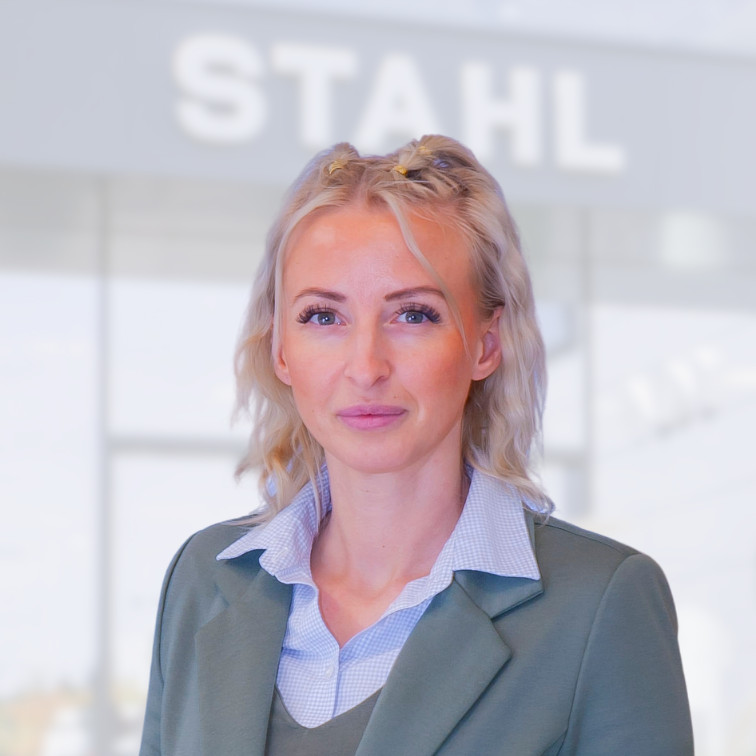 Mitarbeiterfotos  Auto Stahl Website Kundendienst Team Assistentin Back Office Wien 22 Julia Toth 2026-756x756