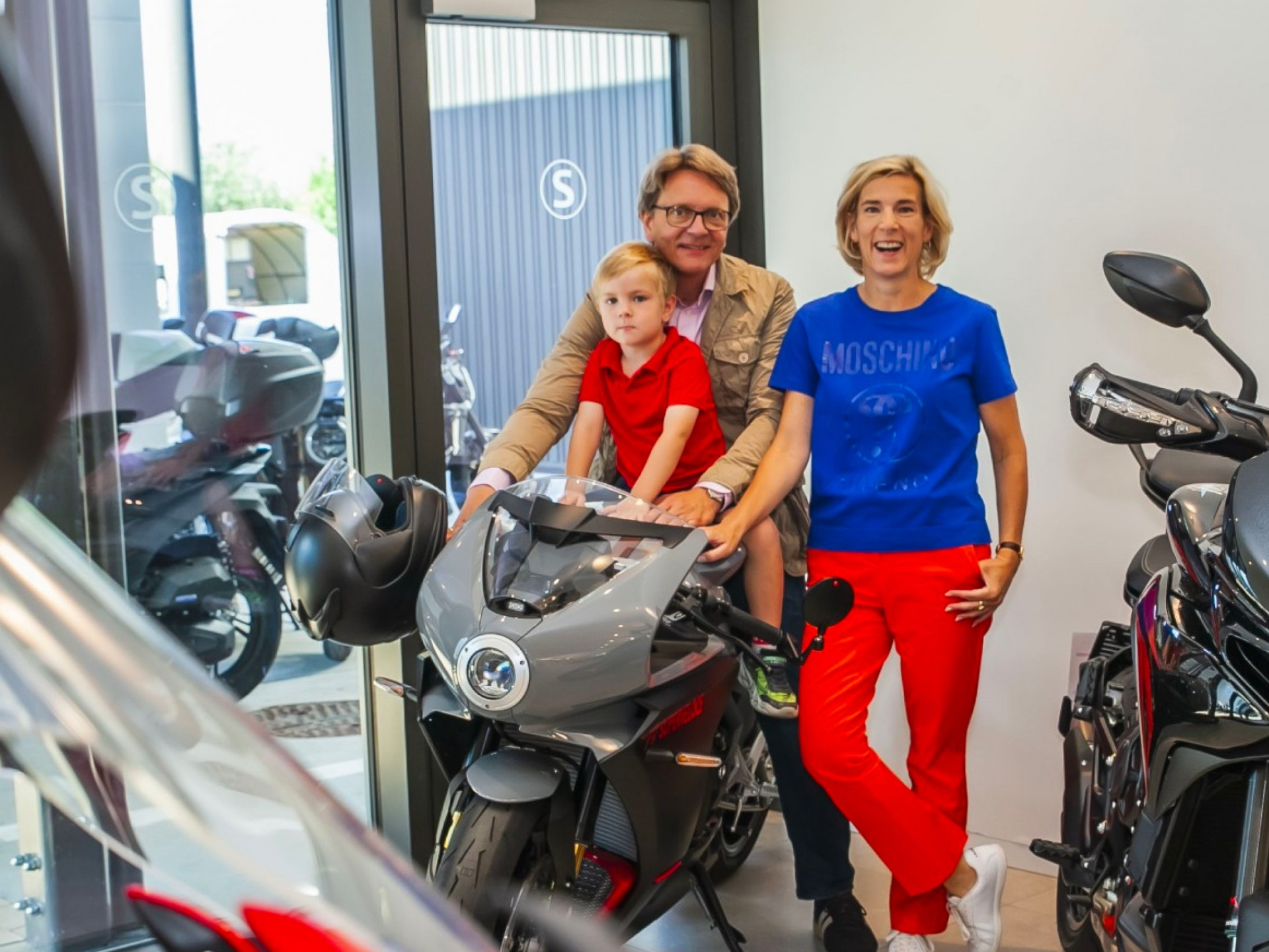 Ein Mann und eine Frau stehen neben einem Motorrad.