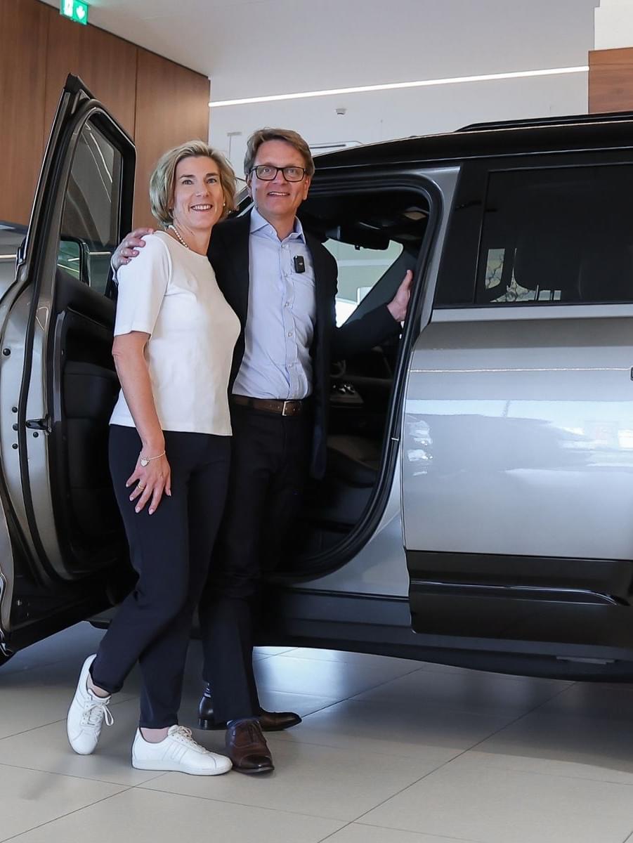 Auto Stahl Wien 2 Gernot und Isabella Keusch entdecken Land Rover Defender-901x1200