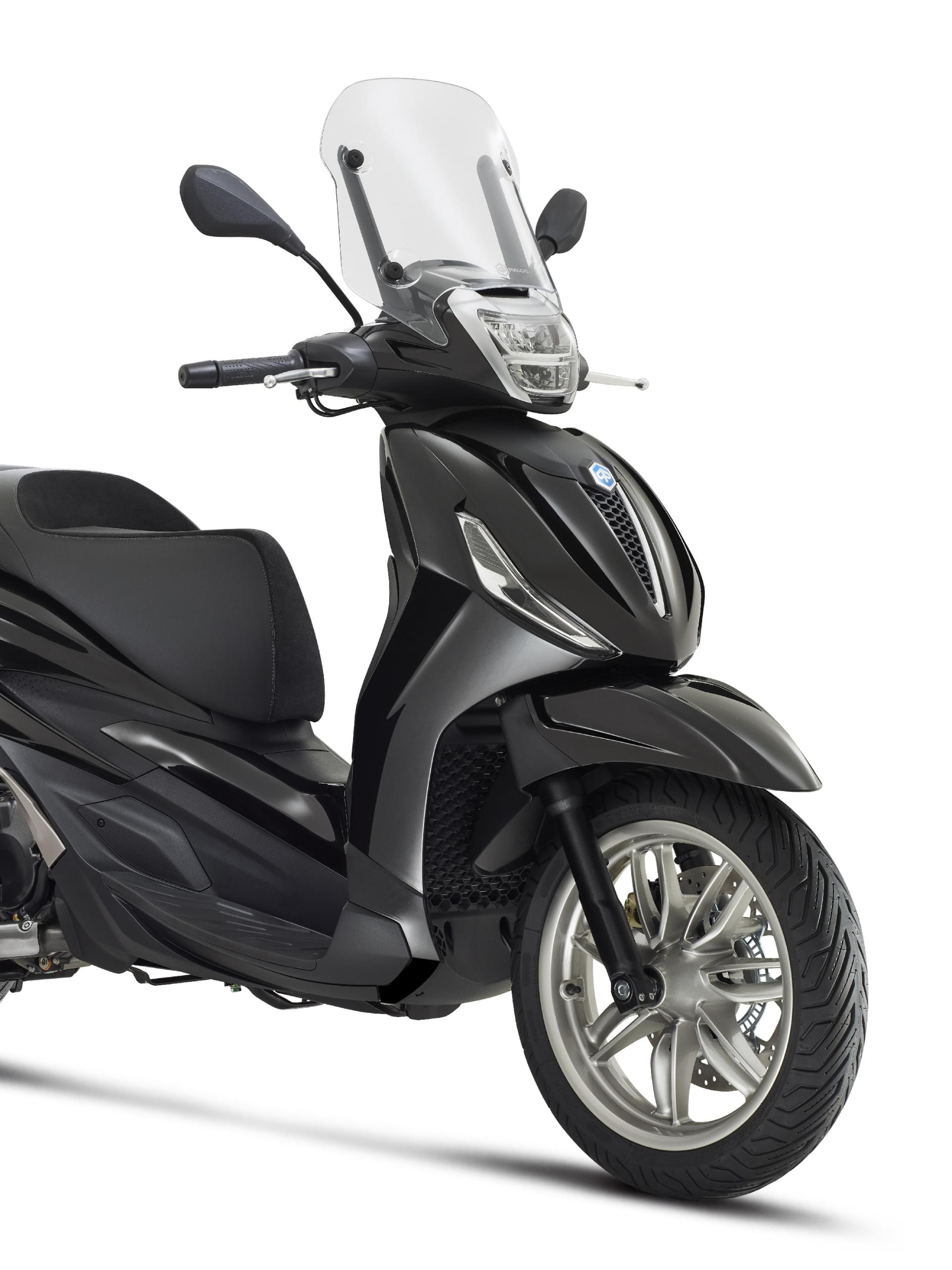 PIA Beverly 400 Nero Cosmo Studio 1-2214x2953