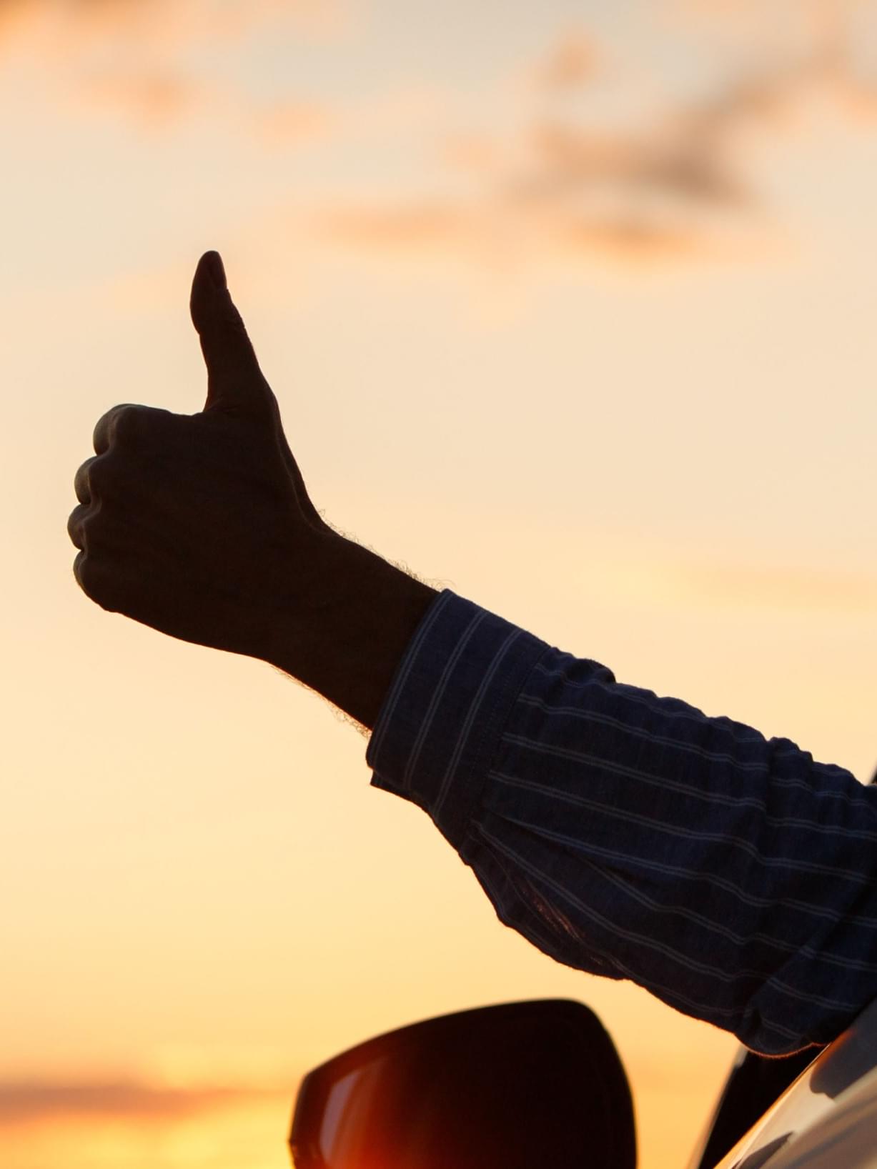 Daumen hoch aus einem Autofenster