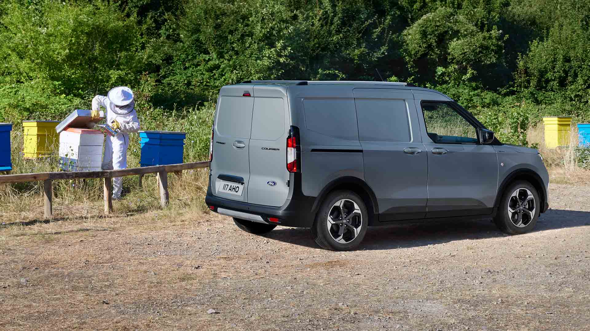 ford-transit courier-eu-Banner 01 V769 Transit- Courier-16x9-1920x1080-bb-v769-exterior-parked-rare-view