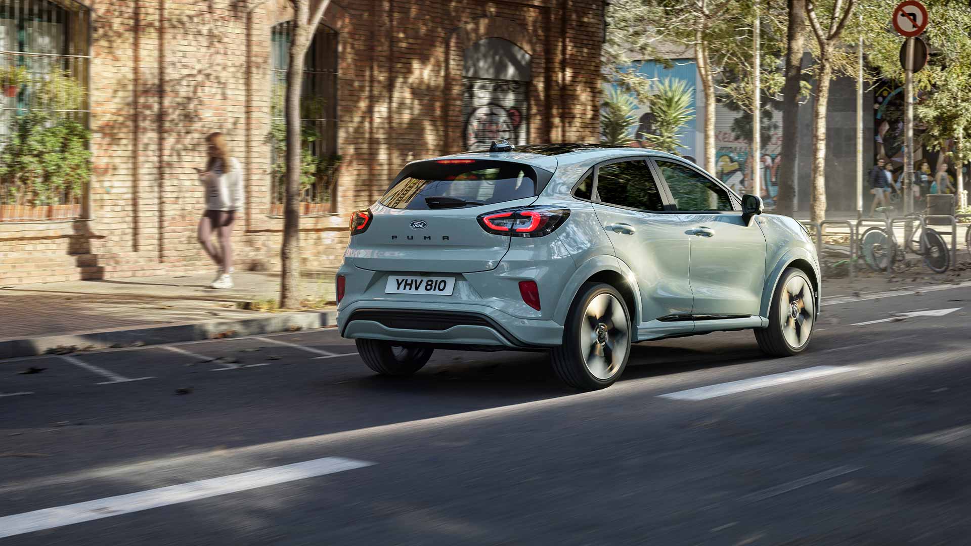 Auto fährt die Straße entlang