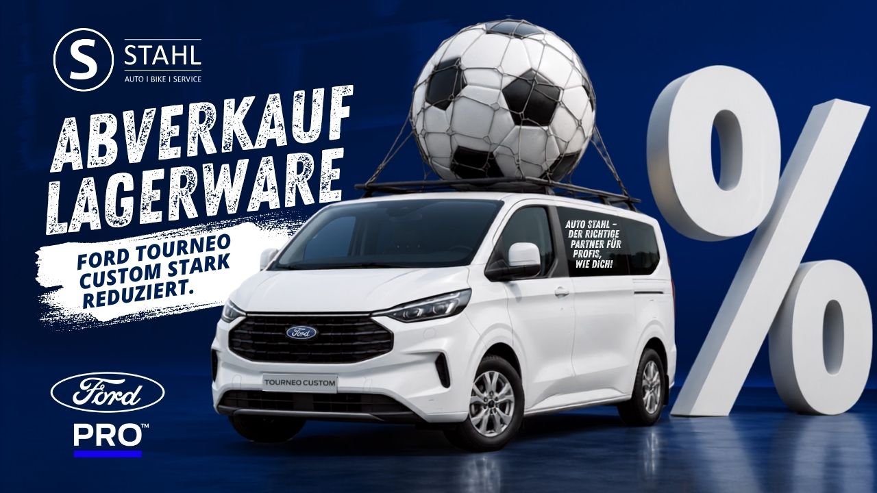Weißer Lieferwagen mit einem Fußball auf dem Dach