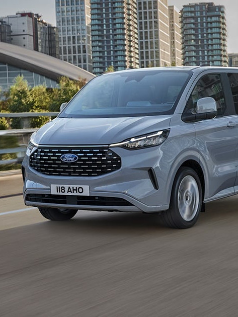 ford-tourneo custom-eu-Large Card Short 56 01b V710 Tourneo-16x7-1440x630-blue-v710-driving-front-view-473x630