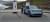 Eine Frau lädt ein Auto auf.