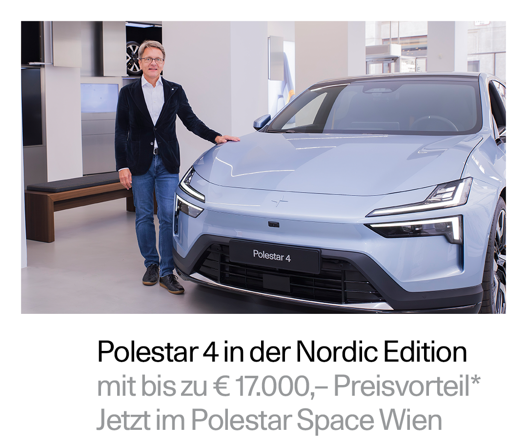 Ein Mann steht neben einem Auto.