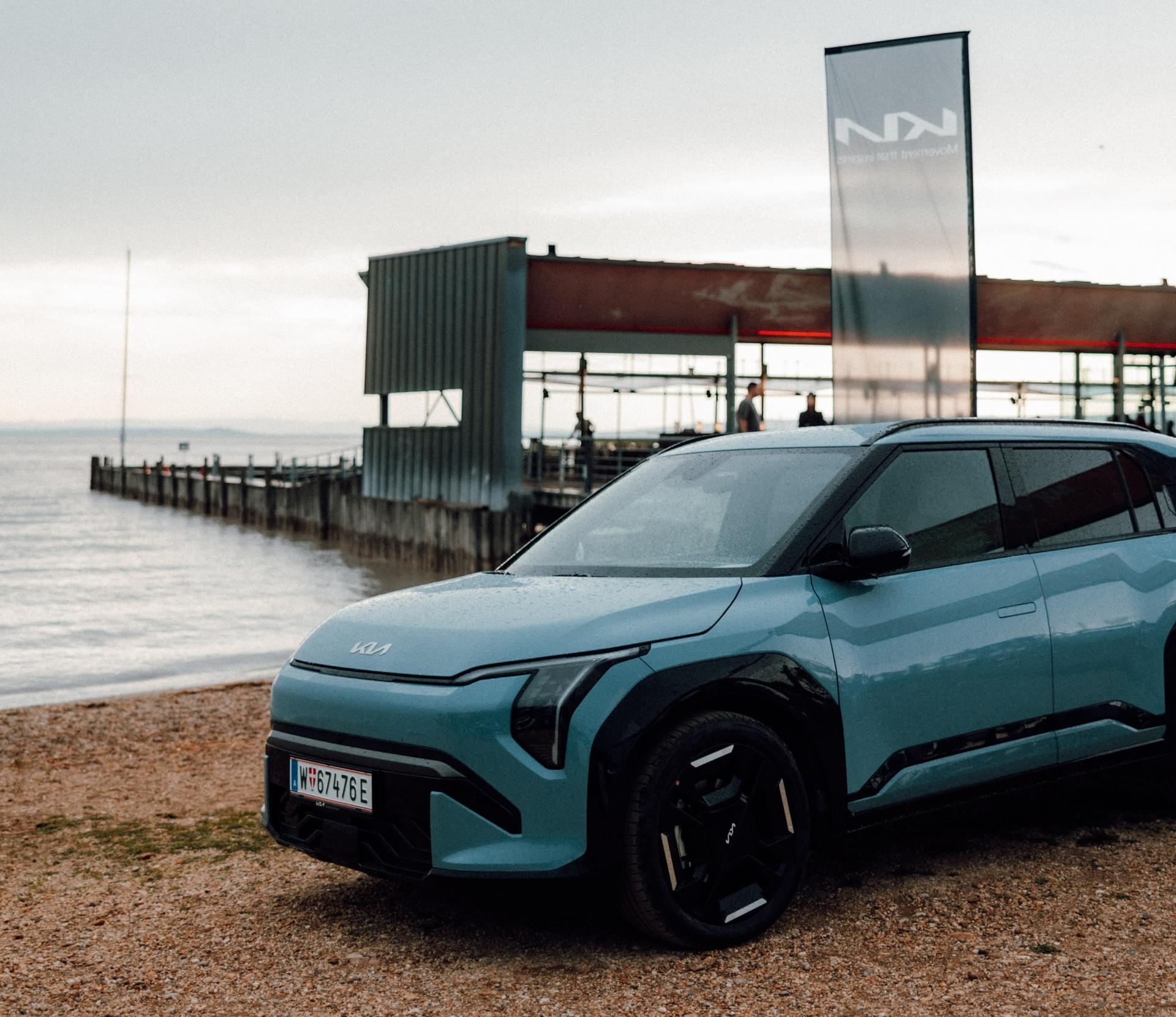 Ein Auto am Strand geparkt.